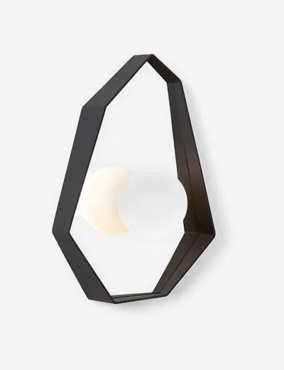 מנורת פפירו על הקיר